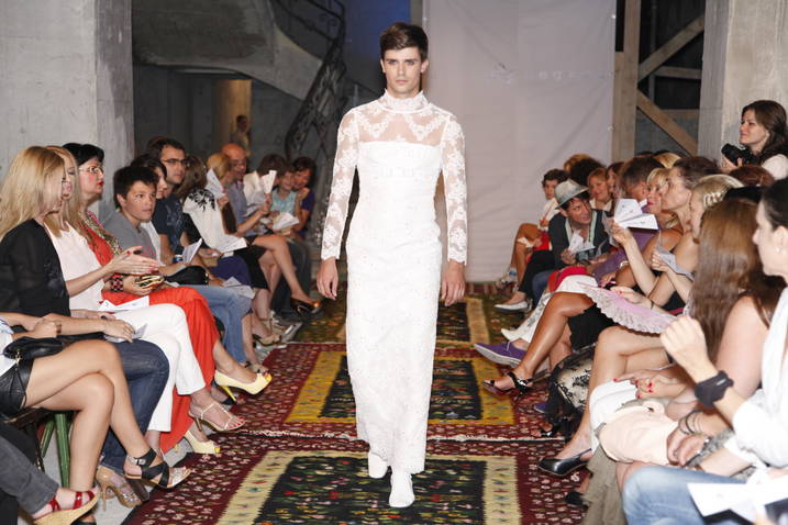 Designerul Dorin Negrau a vandut rochia de mireasa prezentata de un manechin barbat!